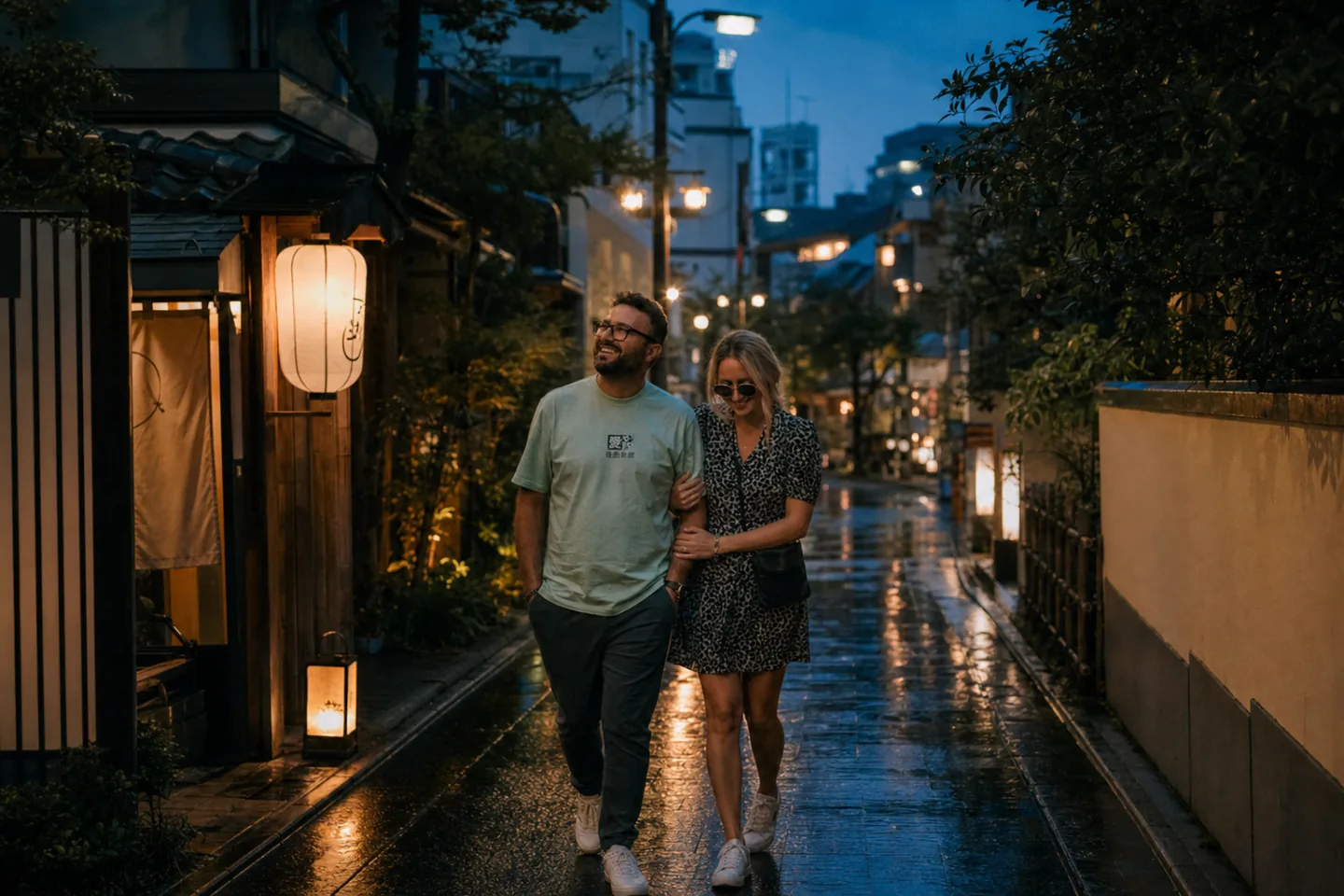 Illustration du couple fictif du carnet dans une rue de Tokyo, à la tombée du jour